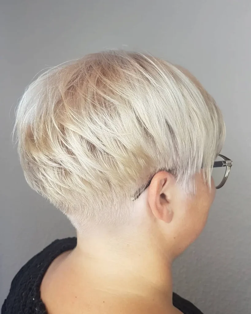 Kurzer blonder Pixie Cut bei HaarErlebnis
